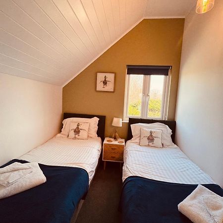 Cotswolds Lakeside Lodge - Nesbitt'S Nest เซาธ์เซอร์นีย์ ภายนอก รูปภาพ