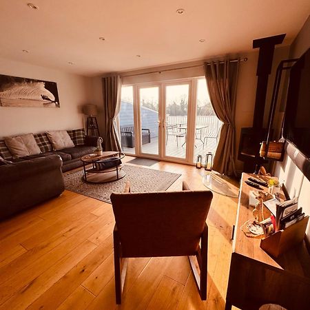 Cotswolds Lakeside Lodge - Nesbitt'S Nest เซาธ์เซอร์นีย์ ภายนอก รูปภาพ