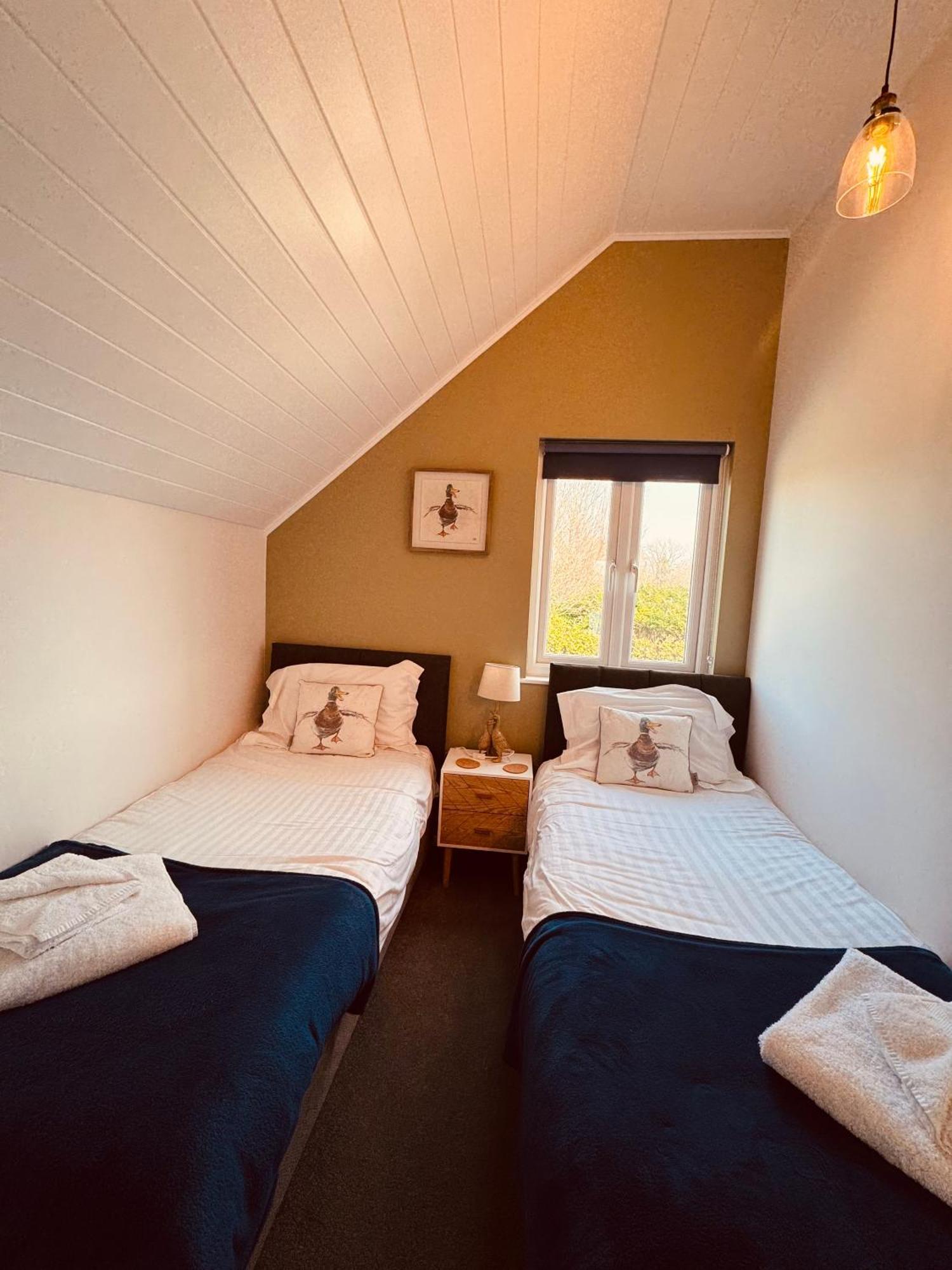 Cotswolds Lakeside Lodge - Nesbitt'S Nest เซาธ์เซอร์นีย์ ภายนอก รูปภาพ