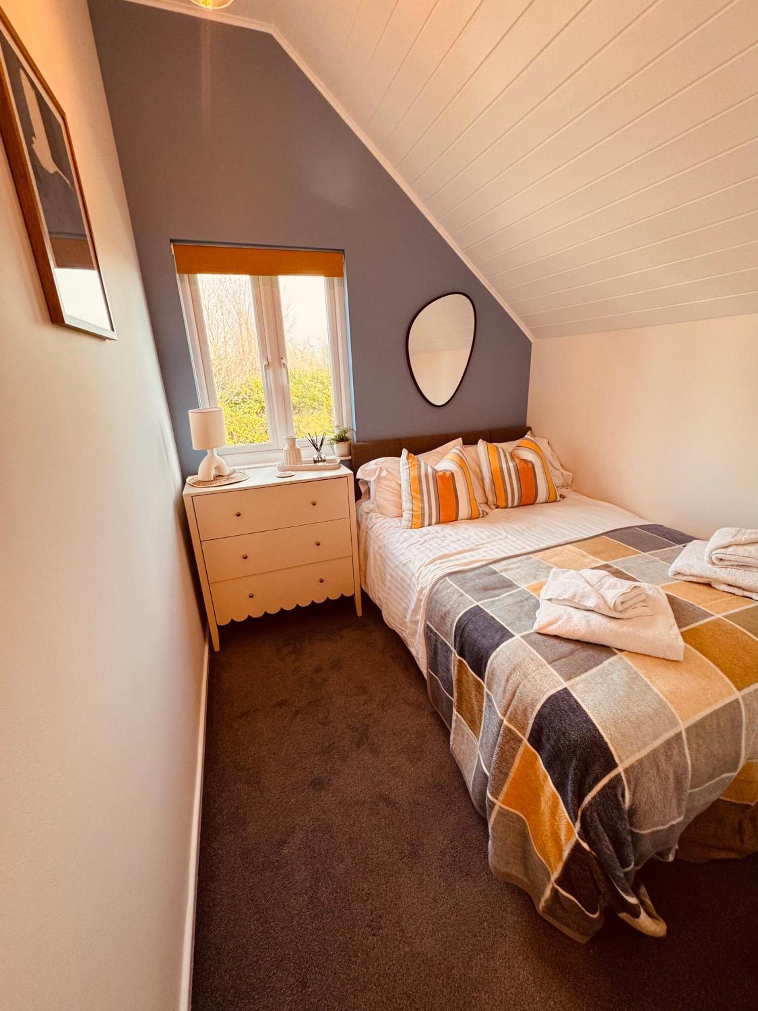 Cotswolds Lakeside Lodge - Nesbitt'S Nest เซาธ์เซอร์นีย์ ภายนอก รูปภาพ